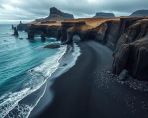 Warum ist der Schwarze Strand in Island bekannt?