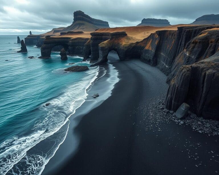 Warum ist der Schwarze Strand in Island bekannt?